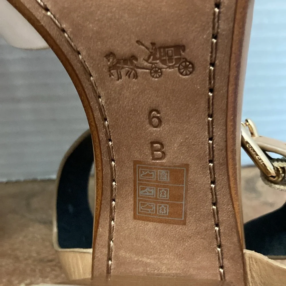 Coach SANDALS. Women's Two-Tone Tan & White Block Heel Sandal with Chain Detail. - Picture 7 of 9